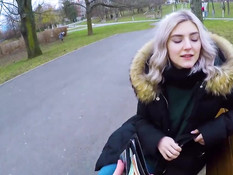 Грудастая русская тёлка высосала у пикапера сперму в городском парке