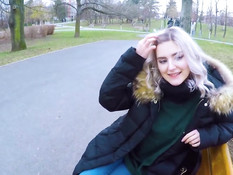 Грудастая русская тёлка высосала у пикапера сперму в городском парке