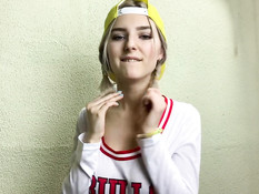 Сисястая русская девка с косичками забавляется с членом своего парня