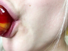 Сисястая русская девка с косичками забавляется с членом своего парня