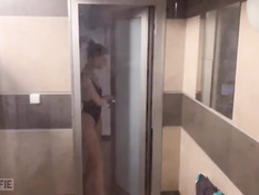 Смазливая русская блондинка с большой грудью ебётся с парнем в душе