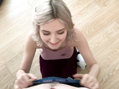 Красивая русская блондинка с большой грудью выдрочила сперму на лицо