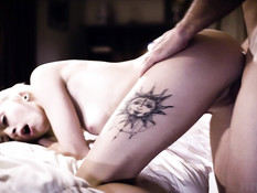 Неверный муж отодрал на кровати молодую любовницу и сиськастую жену