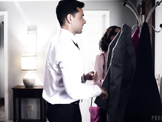 Неверный муж отодрал на кровати молодую любовницу и сиськастую жену