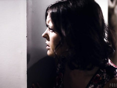 Неверный муж отодрал на кровати молодую любовницу и сиськастую жену