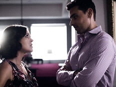 Неверный муж отодрал на кровати молодую любовницу и сиськастую жену