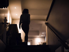 Неверный муж отодрал на кровати молодую любовницу и сиськастую жену