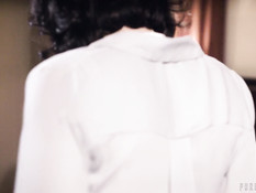 Неверный муж отодрал на кровати молодую любовницу и сиськастую жену