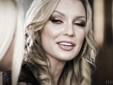 Небритый мужчина отымел на кровати сисястую блондинку и её падчерицу