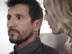 Небритый мужчина отымел на кровати сисястую блондинку и её падчерицу