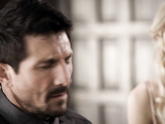 Небритый мужчина отымел на кровати сисястую блондинку и её падчерицу