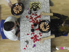 Трое мужчин свингеров занимаются сексом с двумя грудастыми девушками