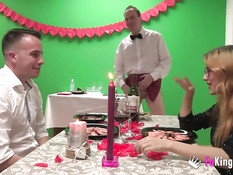 Трое мужчин свингеров занимаются сексом с двумя грудастыми девушками