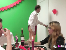 Трое мужчин свингеров занимаются сексом с двумя грудастыми девушками