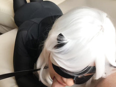 Ласковая русская косплеерша в костюме кошки высосала сперму из члена