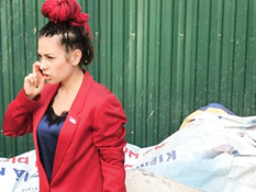 Сиськастая русская шалава с косичками ебёт кавалера в позе наездницы