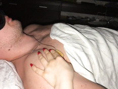 Русская девка отсосала хуй у спящего рядом мужика и подставила пизду