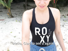 Странная русская девка сосёт и ебётся с парнем на тропическом пляже