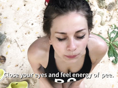 Странная русская девка сосёт и ебётся с парнем на тропическом пляже