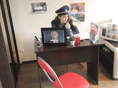 Парень отымел на рабочем столе в пизду грудастую русскую полицейскую