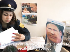 Парень отымел на рабочем столе в пизду грудастую русскую полицейскую