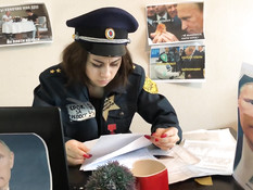 Парень отымел на рабочем столе в пизду грудастую русскую полицейскую