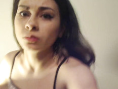 Послушная русская девчонка с большой грудью сосёт член в порно чате