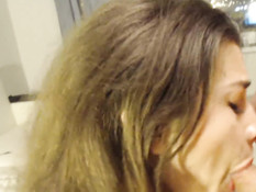 Послушная русская девчонка с большой грудью сосёт член в порно чате