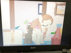 Очкастая русская шатенка с большой грудью подрочила ногами и сиськами