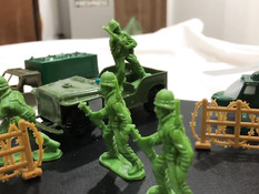 Очкастая русская шатенка с большой грудью подрочила ногами и сиськами