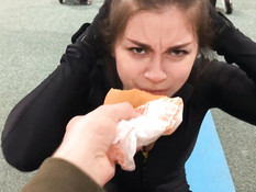 Тренер отымел сисястую русскую шатенку в бритую пизду и кончил в рот