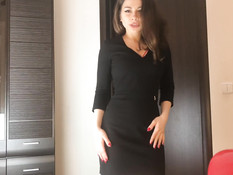 Сисястая русская девка танцует стриптиз и ебёт парня в позе наездницы