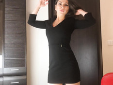 Сисястая русская девка танцует стриптиз и ебёт парня в позе наездницы