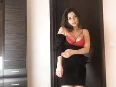 Сисястая русская девка танцует стриптиз и ебёт парня в позе наездницы