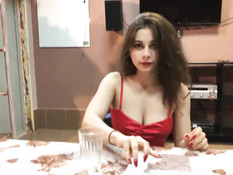 Сисястая русская тёлка зашла в гости и отымела парня в позе наездницы