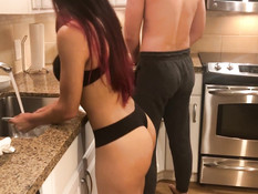 Снял трусики с грудастой рыжей подружки и дал ей отсосать свой член