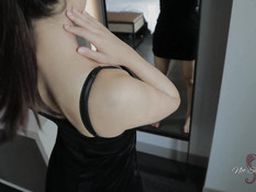 Сисястая девка с пирсингом надевает ошейник и предлагает парню секс