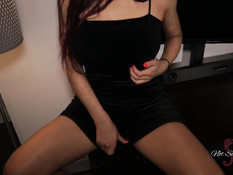 Грудастая девушка теребит клитор и трахает приятеля в позе наездницы