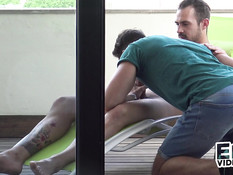 Небритый гей отсосал член у татуированного приятеля и подставил анус