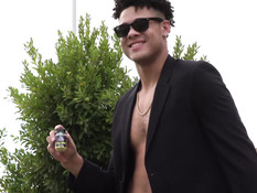 Татуированный гей сделал минет мускулистому другу и подставил очко