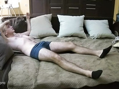 Две молодые русские пары в комнате на кровати занялись свинг сексом