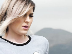 Коротко подстриженный светловолосый транс ебётся с мужиком на диване