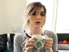 Коротко подстриженный светловолосый транс ебётся с мужиком на диване