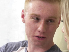 Парень отымел на кровати худого светловолосого транса с татуировками