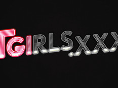 Бородатый мужик на кровати отодрал худого транса с пирсингом и тату