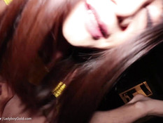 Два подвыпивших сиськастых транса занимаются сексом с одним парнем