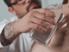 Небритый доктор в очках на койке отпердолил худого транса в задницу