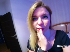 Отымел на кровати сисястую русскую блондинку и забрызгал лицо спермой