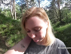 Парень привёл в лес сисястую русскую блондиночку и отымел её в киску