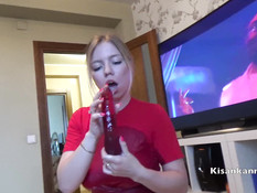 Намазавшаяся маслом сиськастая русская блондинка мастурбирует письку